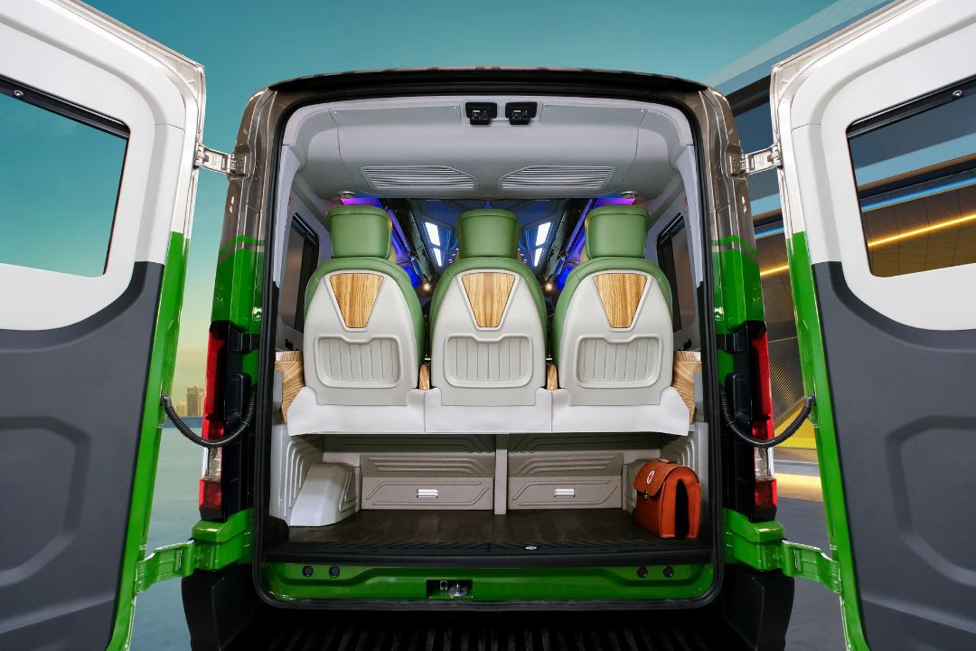 Khoang hành lý rộng rãi, đủ chứa bộ golf và nhiều vali