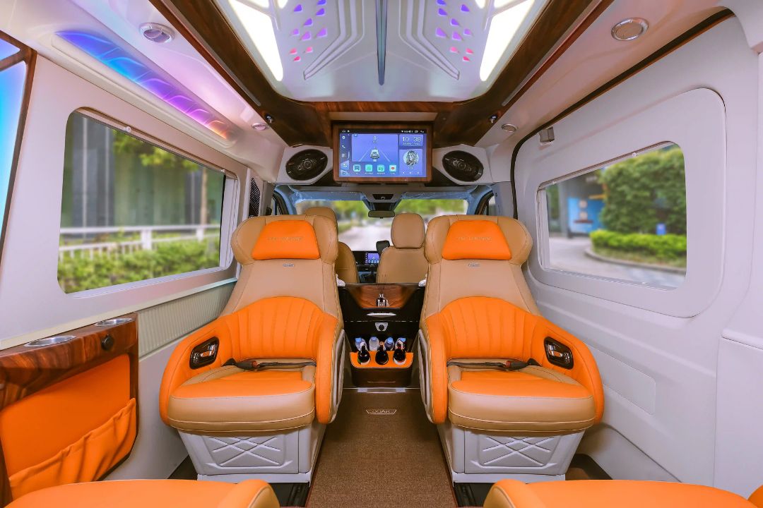 Ghế giữa có thể xoay 180 độ, giúp người ngồi có thể quay mặt lại với nhau, dễ dàng trò chuyện