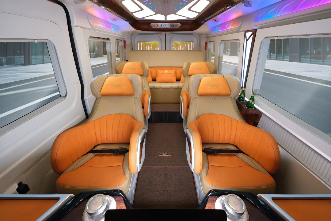 Xe Limousine ghế xoay được thiết kế để tối ưu trải nghiệm tương tác, trò chuyện và làm việc trên xe