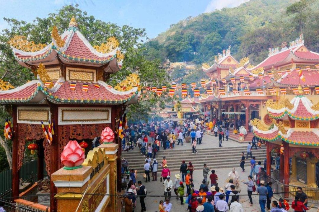 Hành hương đến những nơi linh thiêng như chùa, đền miếu thanh tịnh