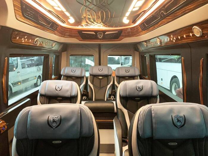 Một chiếc limousine hiện đại với thiết kế sang trọng
