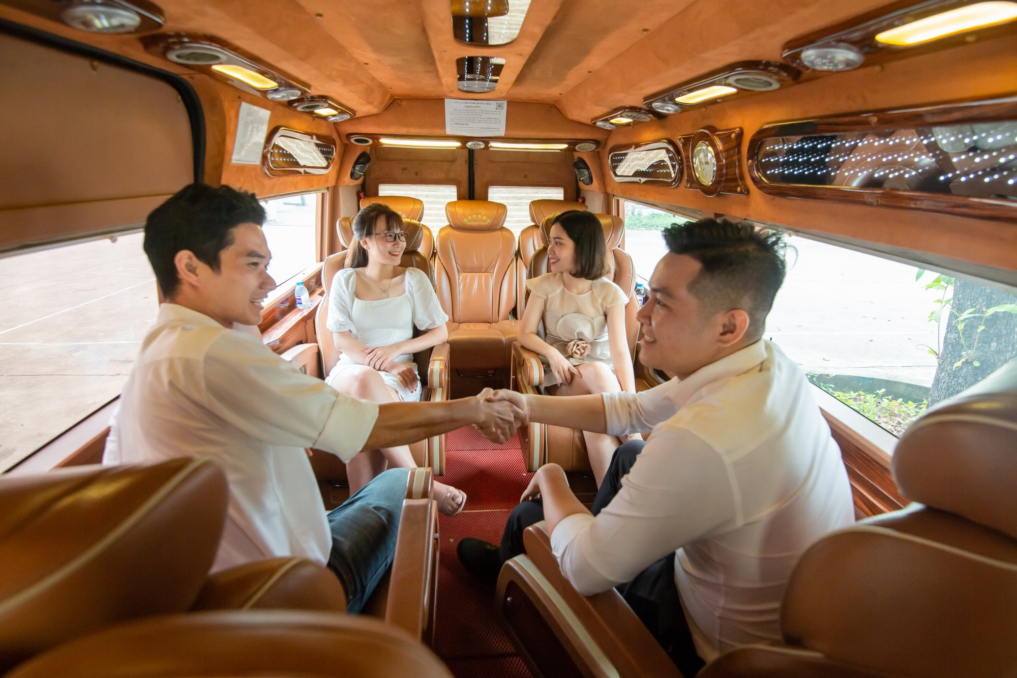 Hành khách thoải mái tận hưởng chuyến đi trên xe limousine chất lượng cao