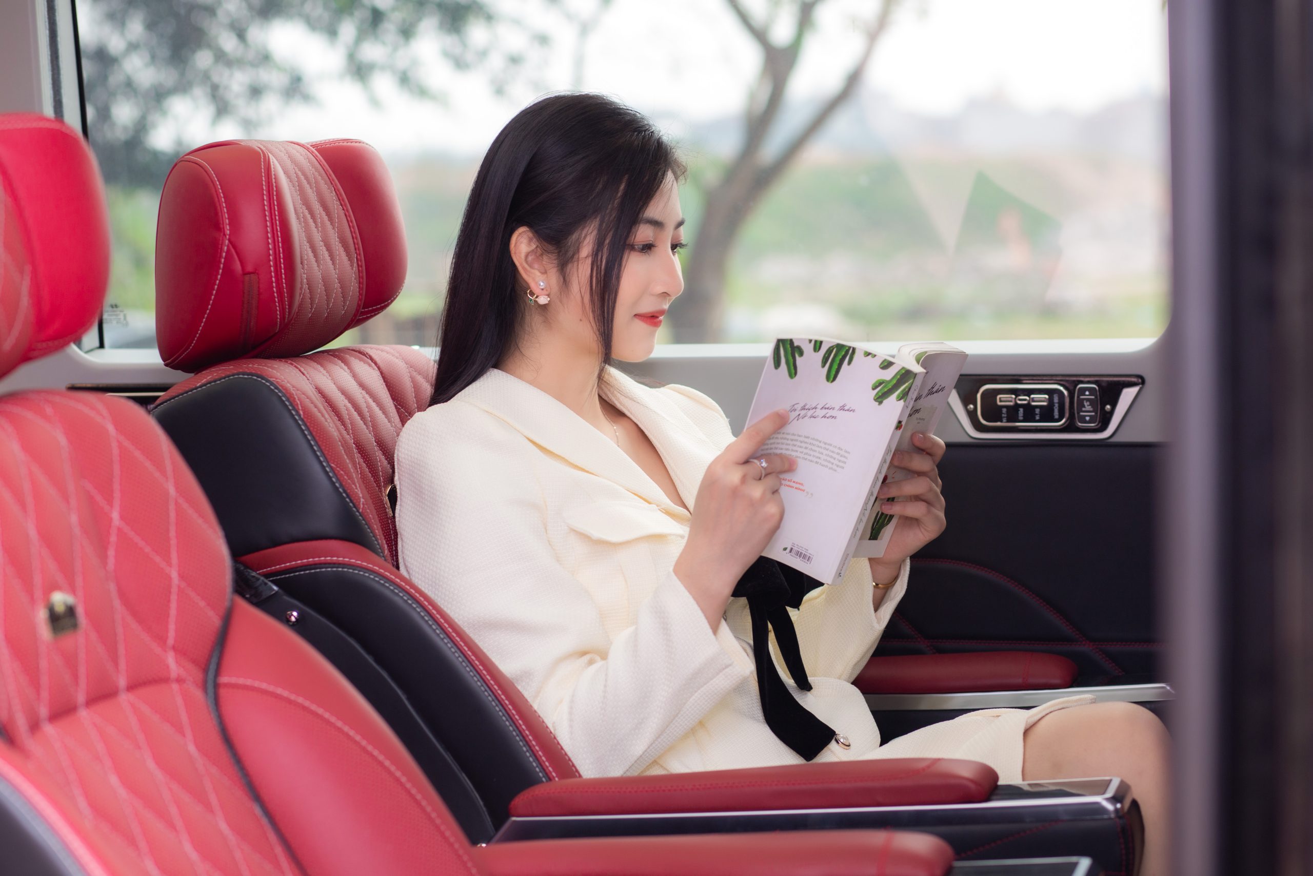 Khách hàng đang trải nghiệm dịch vụ limousine cao cấp