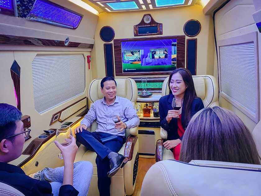 Trải nghiệm làm việc trực tuyến trên xe limousine với wifi 4G