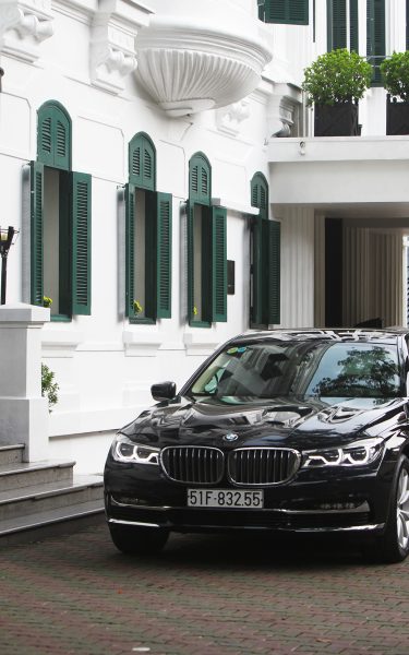 Xe limousine sang trọng di chuyển trên đường phố đô thị