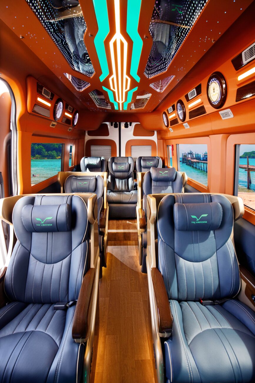 Không gian hội họp linh hoạt trên xe limousine Dcar