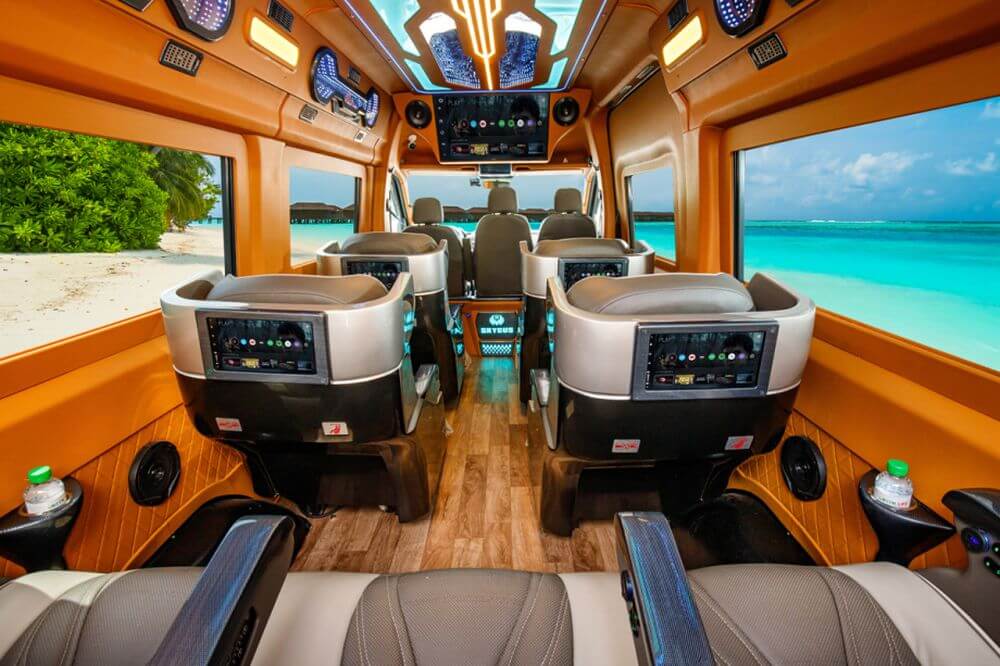Màn hình LCD và dàn âm thanh sống động trong xe limousine Dcar