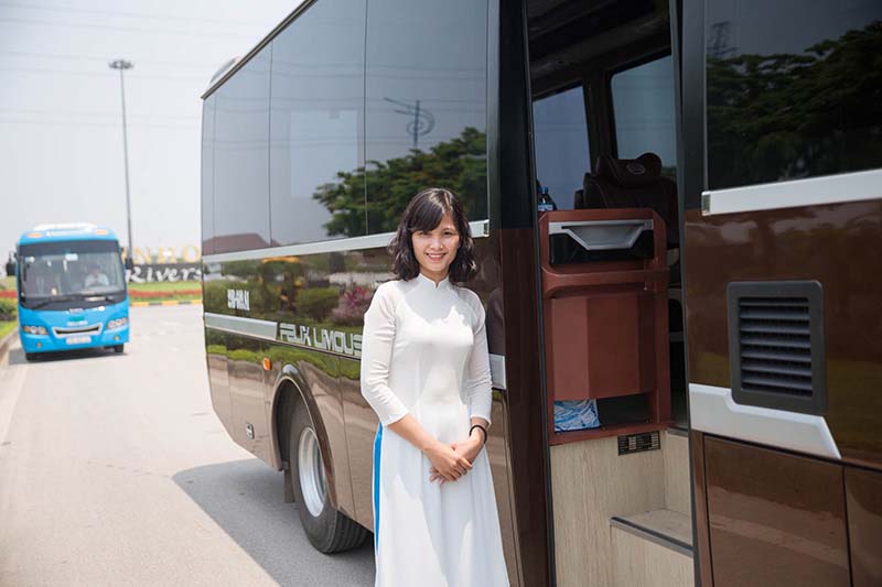 Du khách quốc tế tham quan Vịnh Hạ Long bằng xe limousine