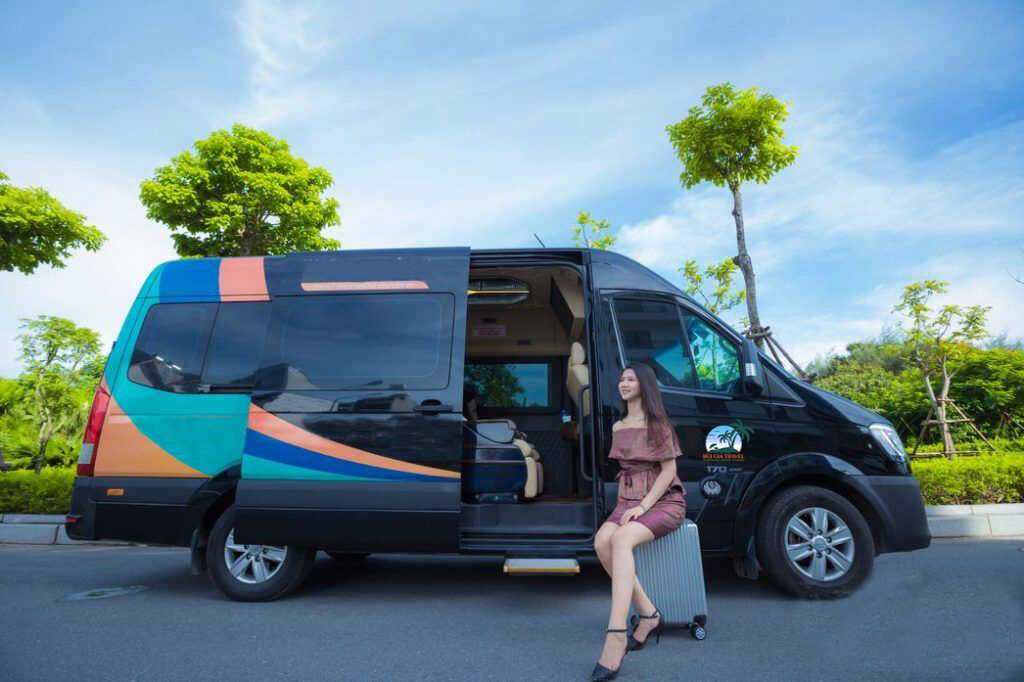 Hình ảnh chiếc xe limousine sang trọng tại Mũi Né