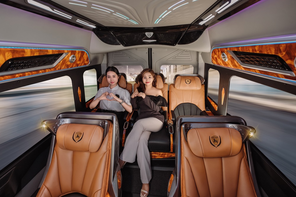 Hành khách đang tận hưởng hệ thống giải trí trên xe limousine Dcar