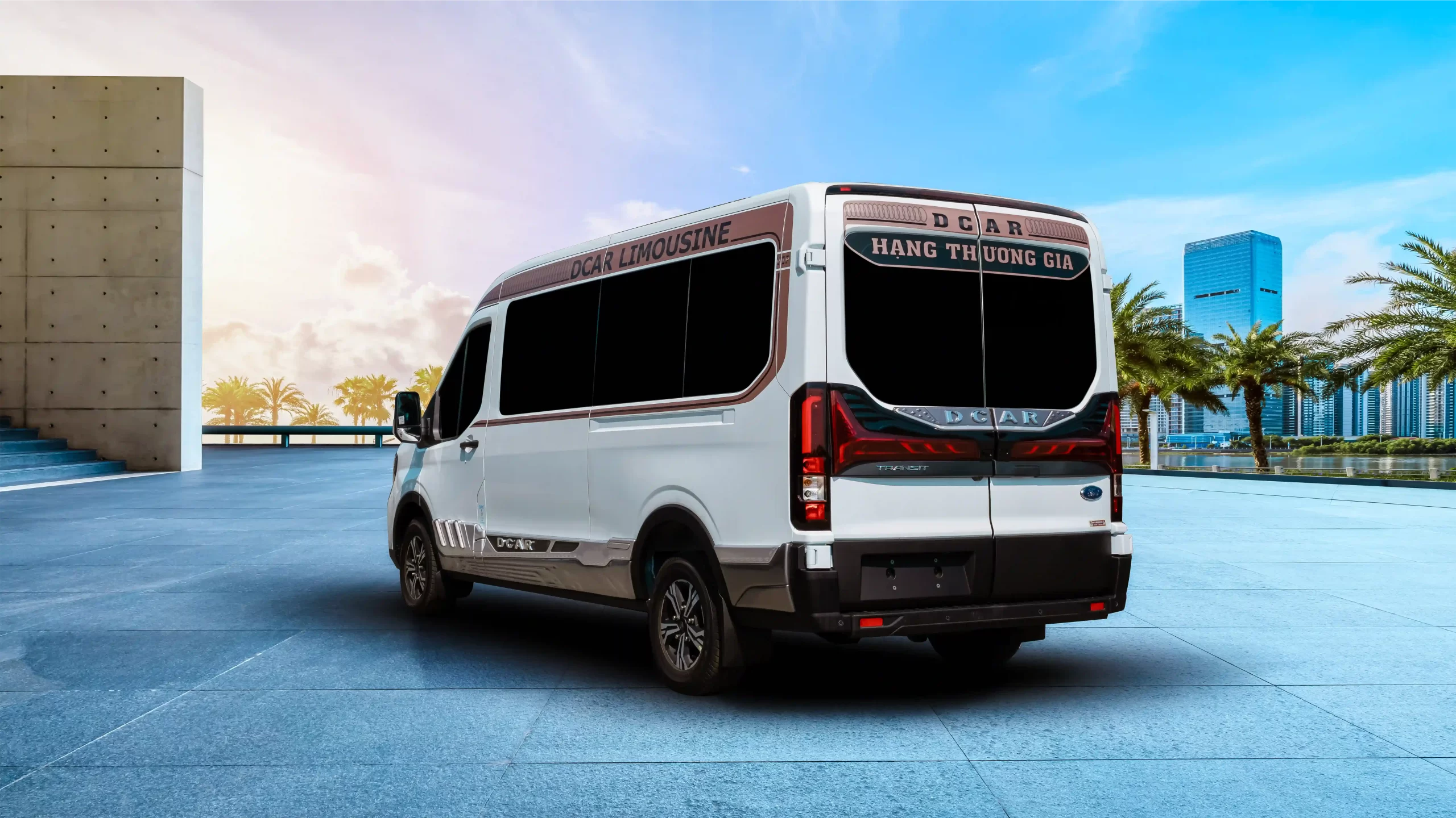 Xe DCar Limousine trên bãi biển mùa hè