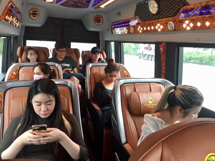 Khách hàng hài lòng với dịch vụ thân thiện của Thịnh Phát Limousine