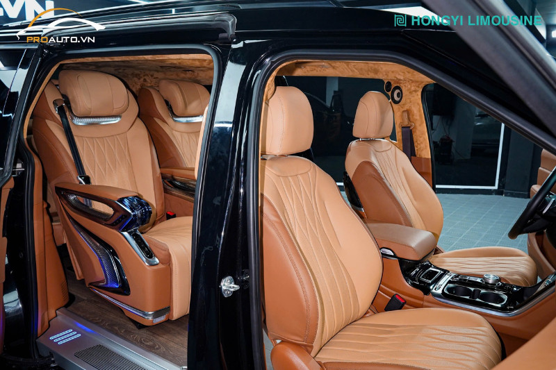 Nhân viên thư giãn và nghỉ ngơi trên xe limousine tiện nghi