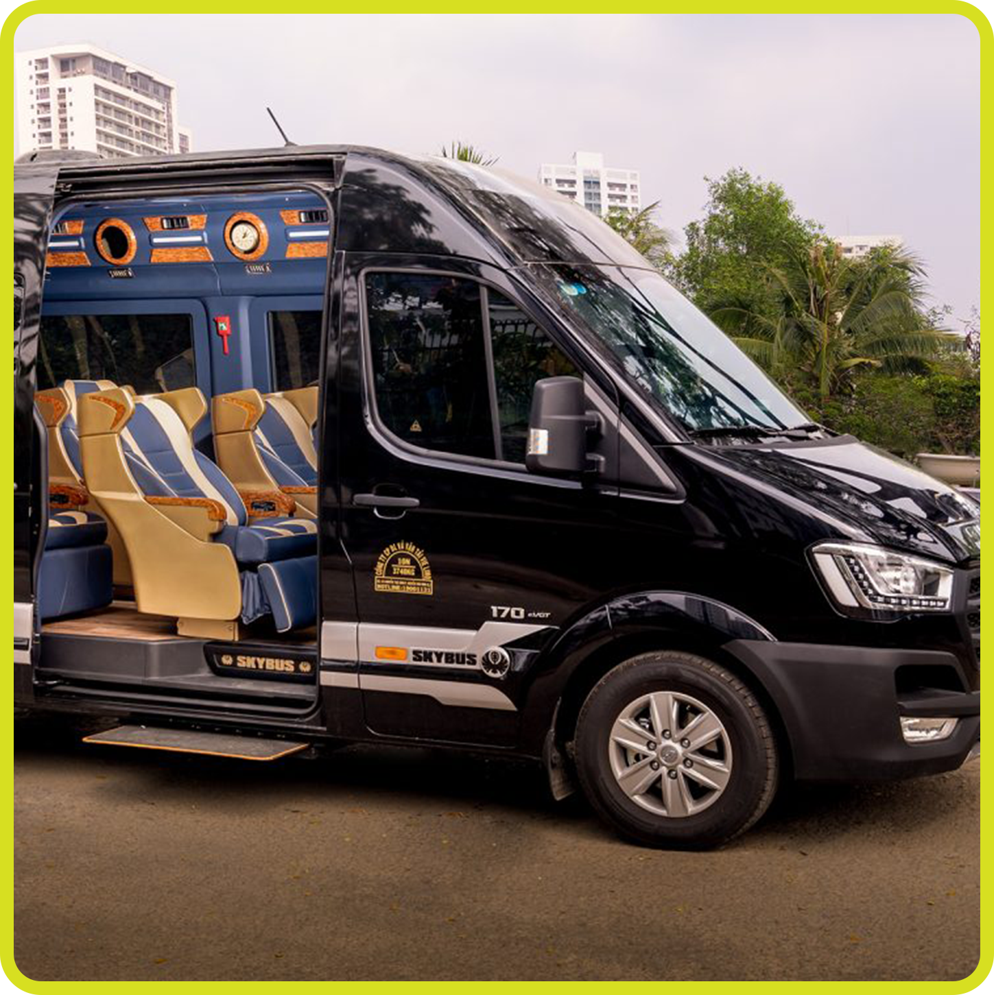 Khách hàng đọc đánh giá trực tuyến về dịch vụ thuê xe limousine