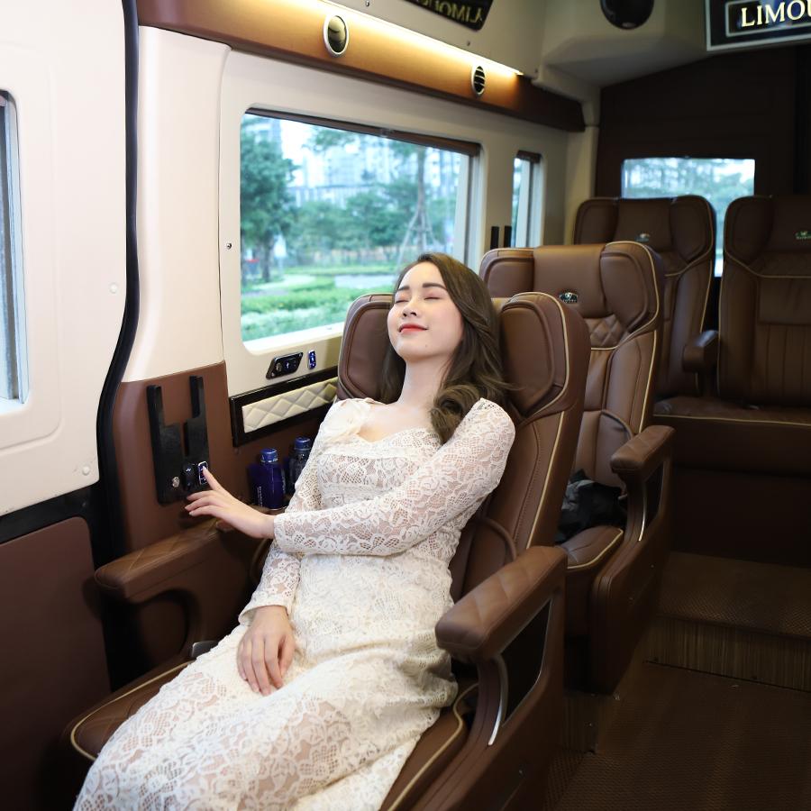 Hành khách tận hưởng sự thư giãn với ghế massage trên xe limousine