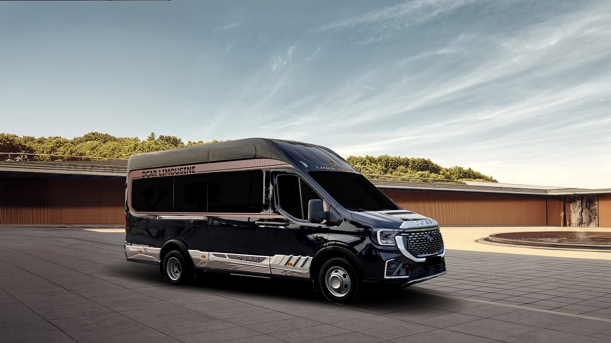 Xe DCar Limousine di chuyển trên đường phố