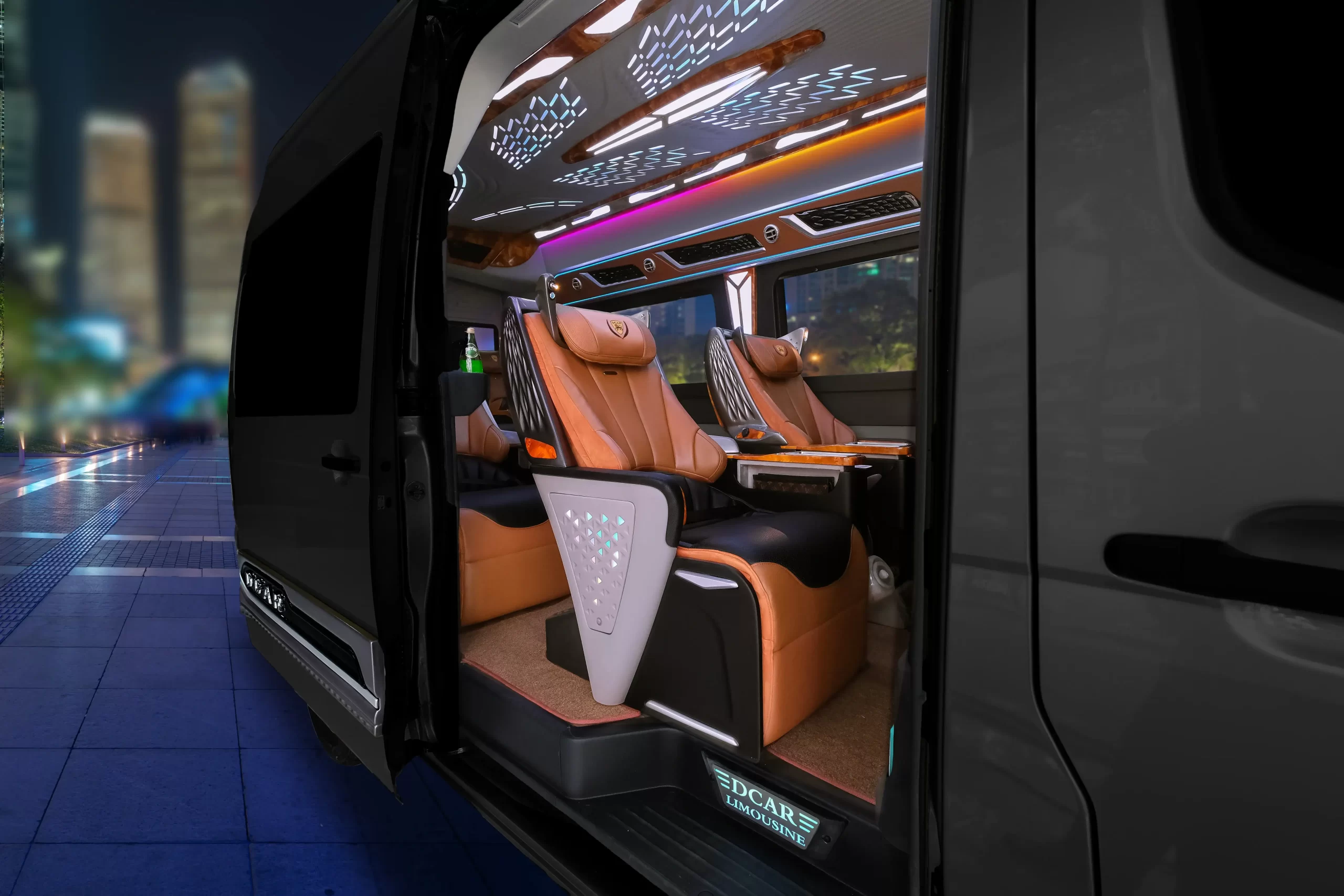 Người đang đặt xe limousine qua điện thoại để chuẩn bị cho chuyến đi