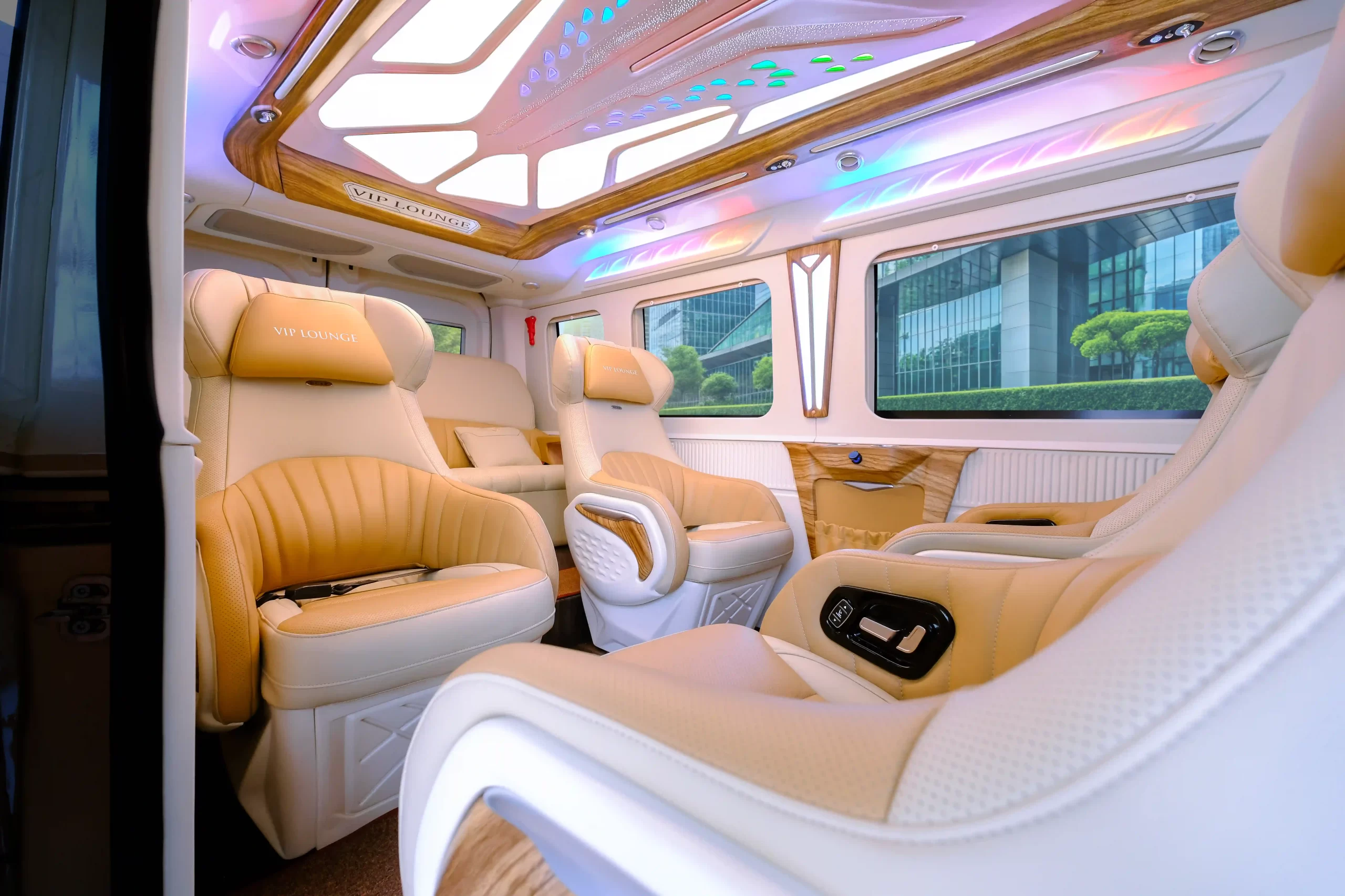 DCar Limousine phục vụ doanh nghiệp trong hội nghị