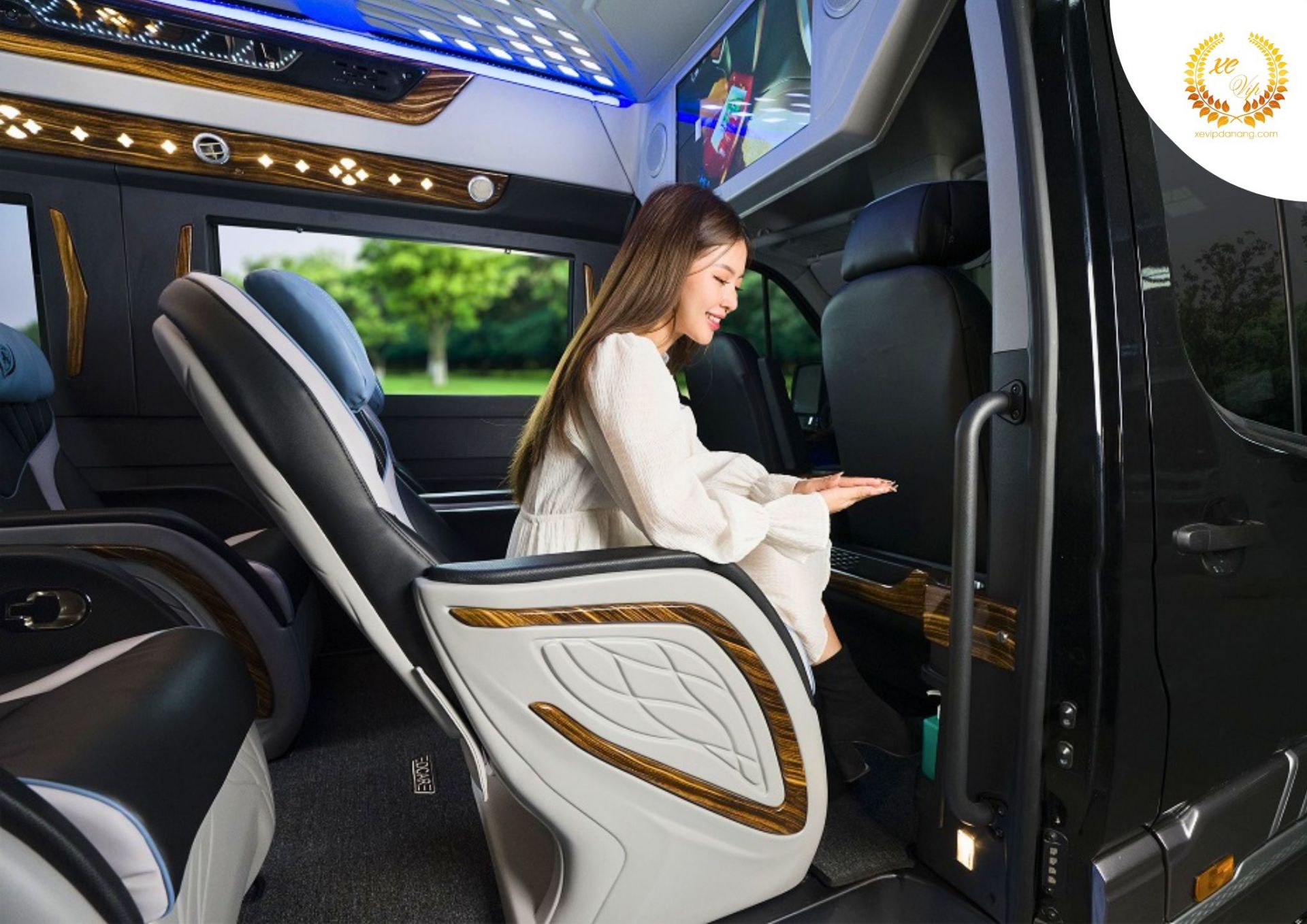 Khách hàng đang kiểm tra tình trạng xe limousine trước khi ký hợp đồng