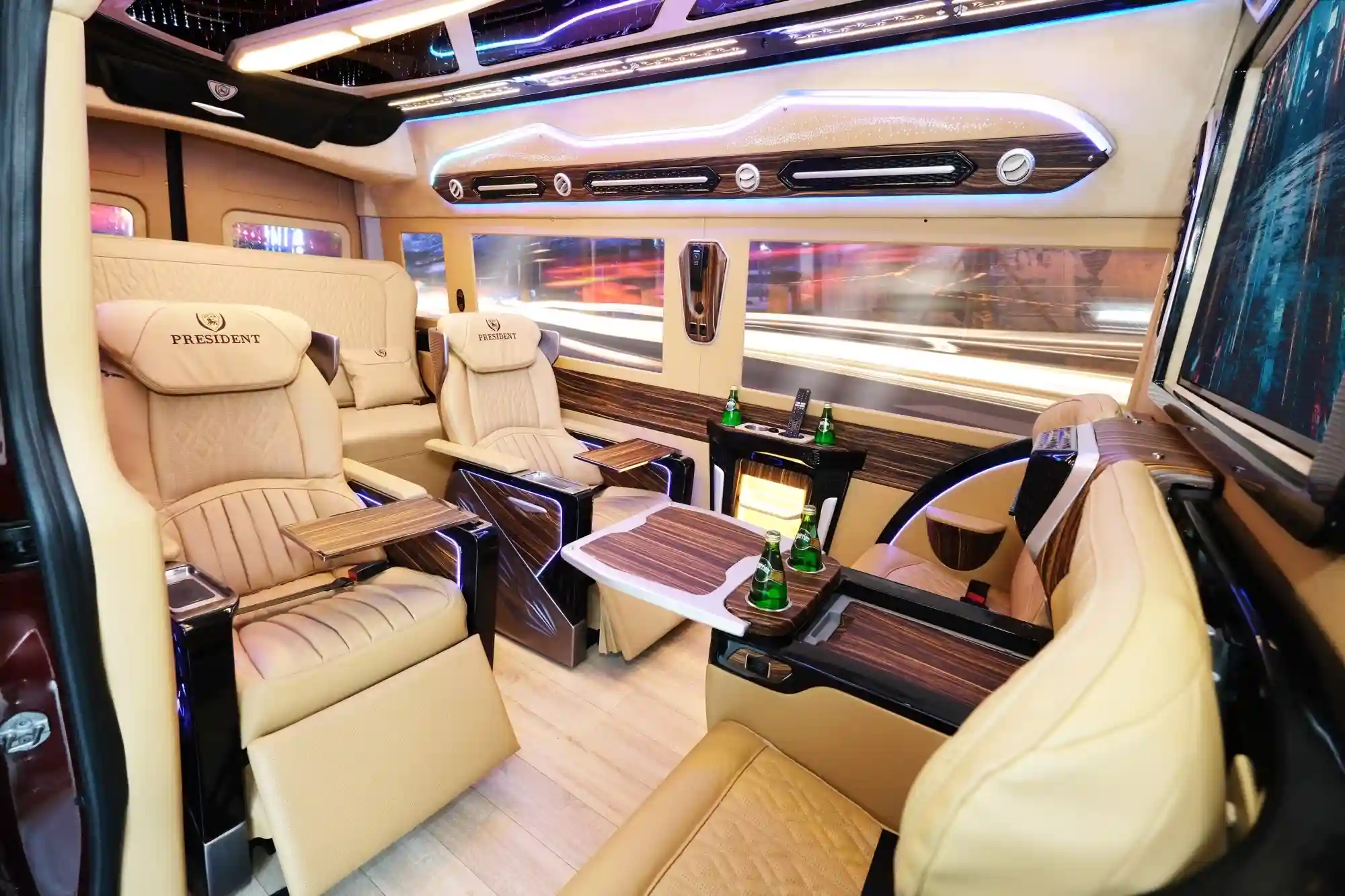 Xe limousine sang trọng tạo ấn tượng mạnh mẽ