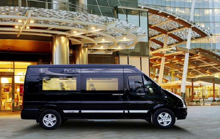 Xe DCar Limousine đưa đón khách VIP tại sân bay