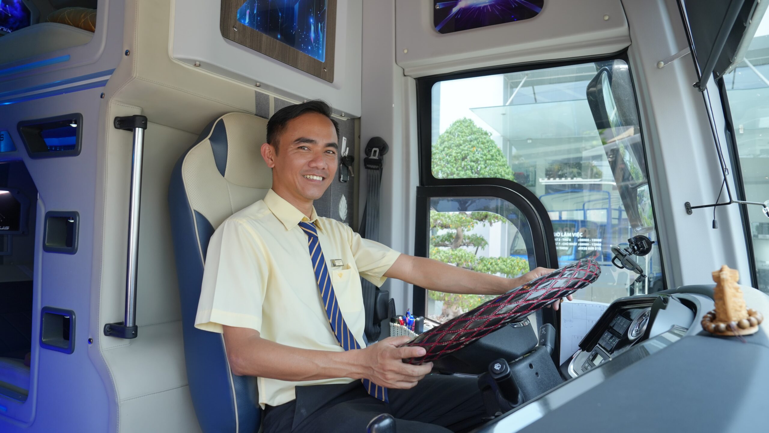 Chuyên gia làm việc hiệu quả trên xe DCar Limousine