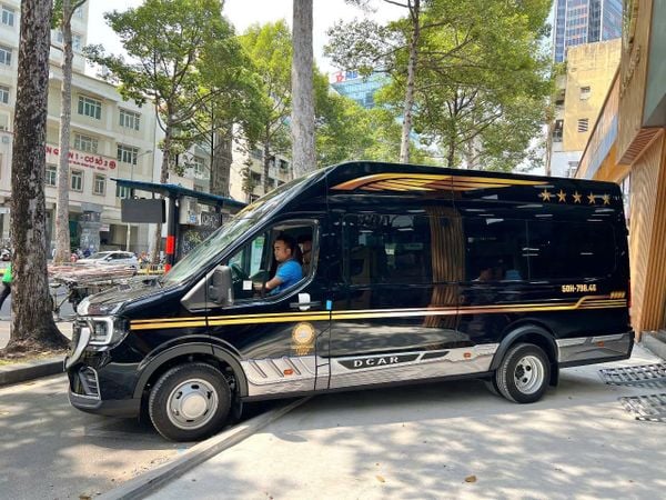 Xe limousine hạng sang trên đường phố