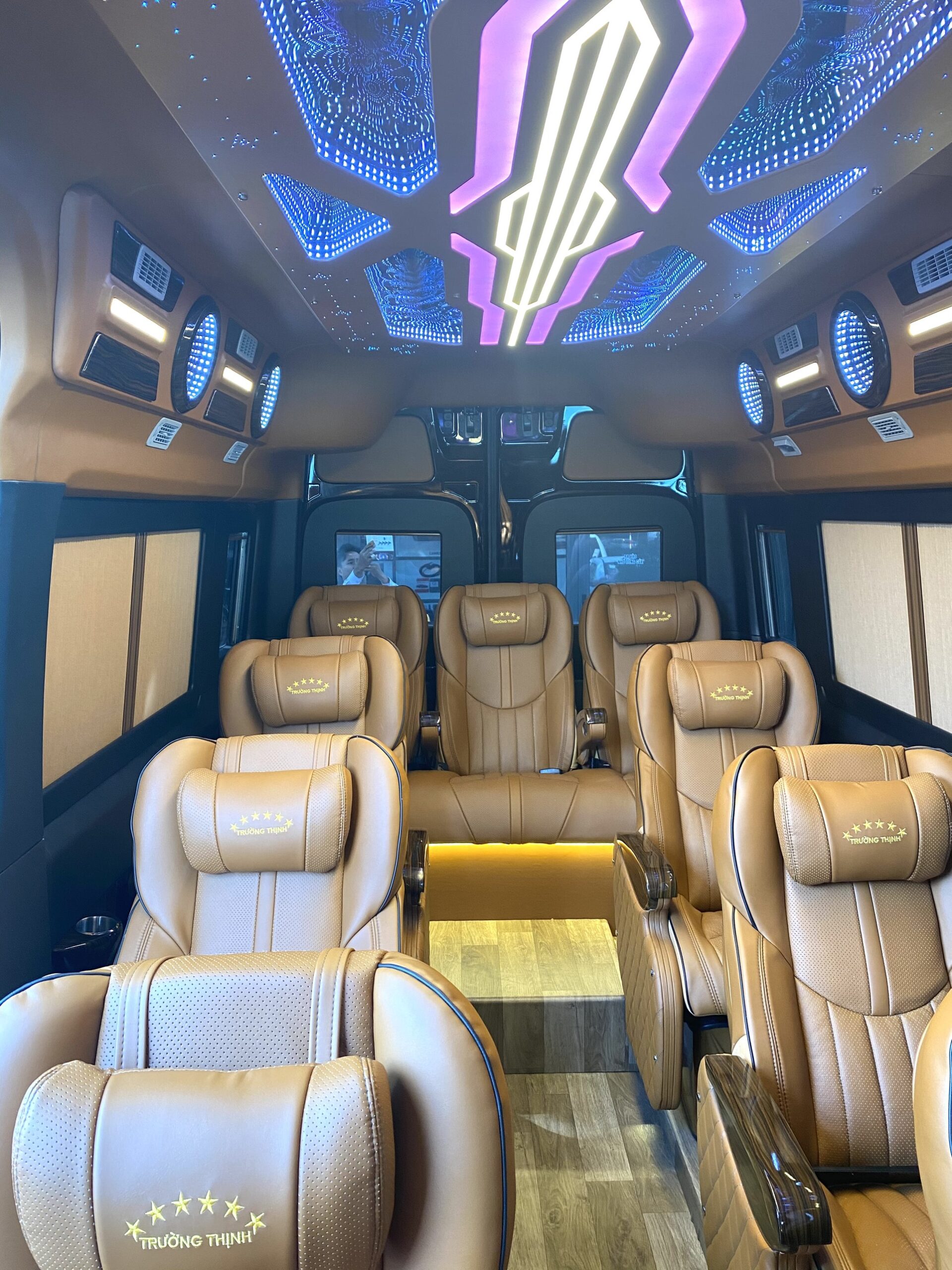 Nội thất hiện đại và tiện nghi của xe limousine