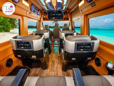 Tài xế chuyên nghiệp điều khiển xe limousine