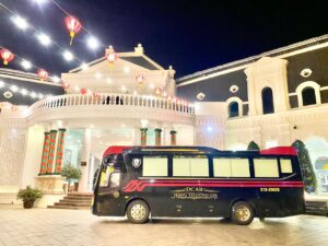 Xe DCar Limousine sang trọng trên đường phố trong dịp Tết Nguyên Đán