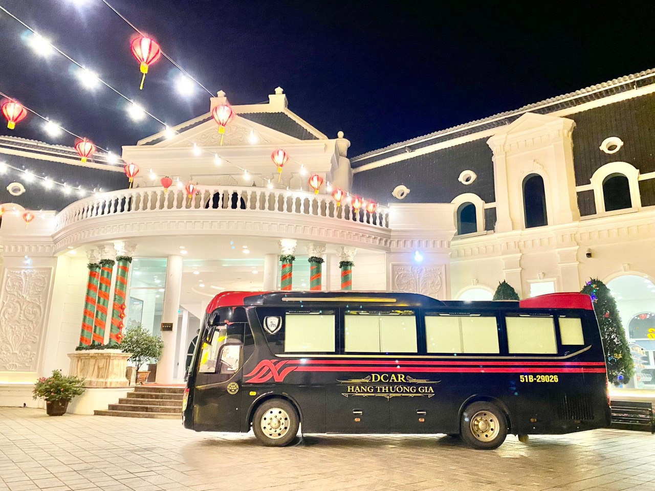 Xe DCar Limousine sang trọng trên đường phố trong dịp Tết Nguyên Đán