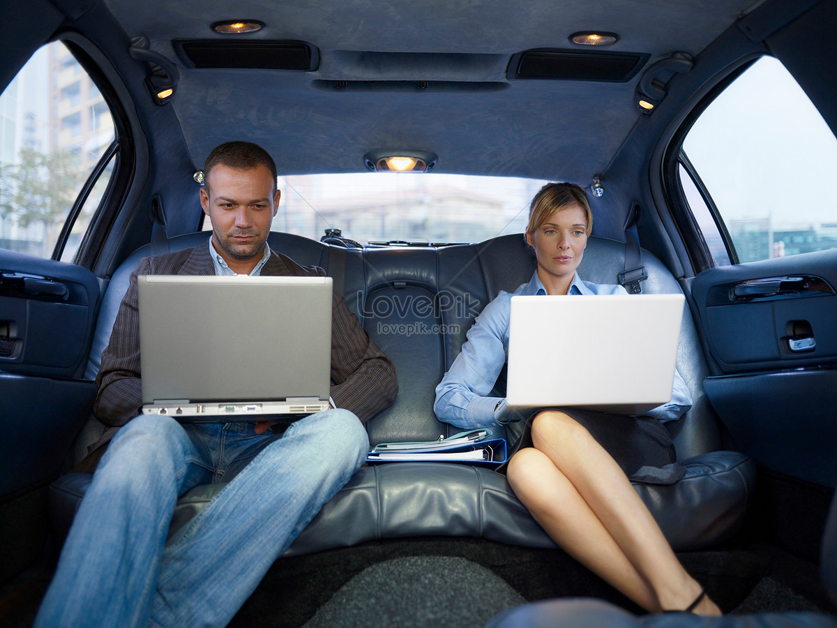 Doanh nhân sử dụng xe limousine cho chuyến công tác