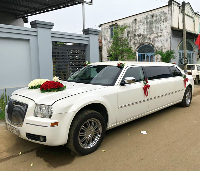 Xe limousine trong một đám cưới sang trọng
