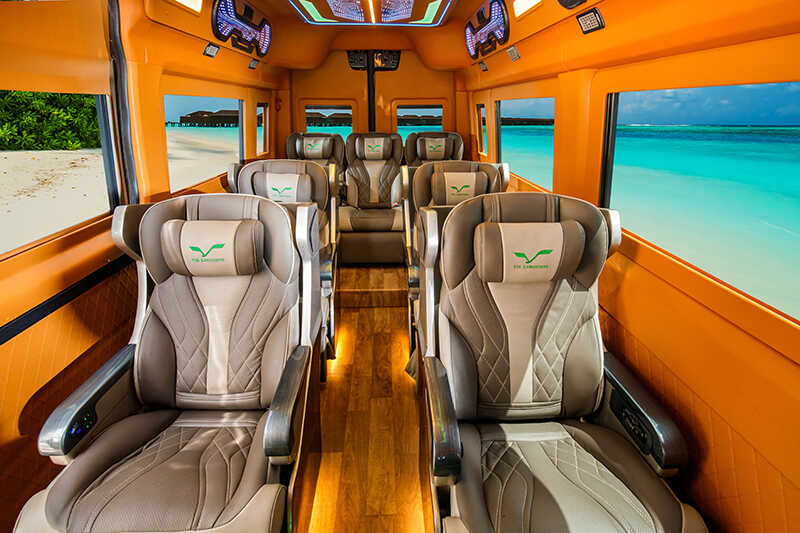 Khách hàng hài lòng sau khi trải nghiệm dịch vụ thuê xe limousine